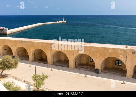 Kasematten von Fort St Elmo, St. Elmo Breakwater und St. Elmo Lighthouse im Hintergrund, Valletta, Malta, Europa. Ein UNESCO-Weltkulturerbe Stockfoto