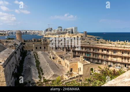 Blick vom Fort St. Elmo auf die reparaturbedürftige Kaserne, Valletta, Malta, Europa. Ein UNESCO-Weltkulturerbe Stockfoto