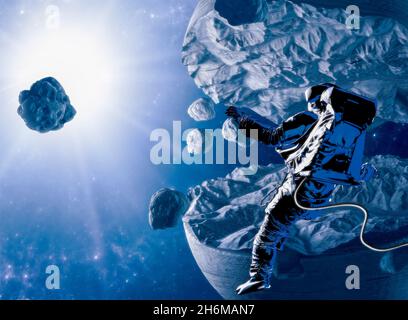 Astronaut schwimmt im Weltraum. Neue Welten und unerforschte Galaxien. Und Planeten. Unbewohnte Felsmassen. Sci-Fi. Erforschung neuer Welten Stockfoto