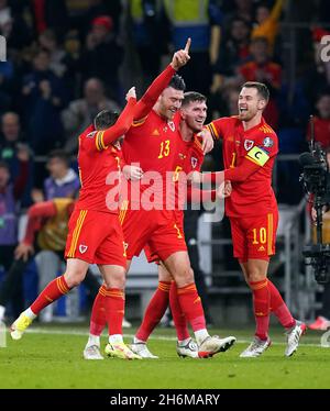 Der walisische Kieffer Moore feiert das erste Tor seiner Mannschaft mit Teamkollegen während des FIFA-WM-Qualifikationsspiels im Cardiff City Stadium, Cardiff. Bilddatum: Dienstag, 16. November 2021. Stockfoto