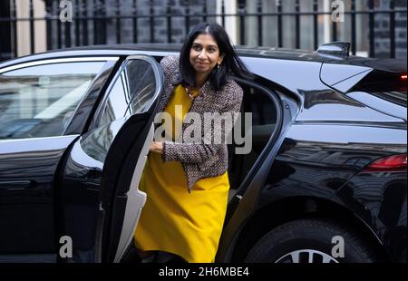 London, Großbritannien. November 2021. Suella Braverman, Generalanwältin, kommt zur wöchentlichen Kabinettssitzung in der Downing Street an. Kredit: Mark Thomas/Alamy Live Nachrichten Stockfoto