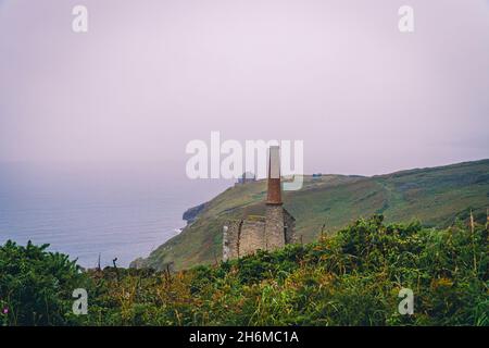 Wheal Prosper Mine Schacht auf der Klippe in Rinsey, Cornwall, an einem kalten, nassen Tag Stockfoto