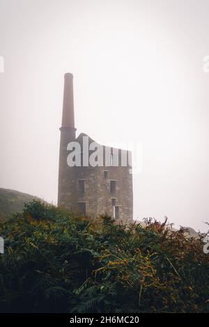 An einem nebligen Tag wurde die Mine Wheal Prosper in Rinsey Head, Cornwall, geschüllt Stockfoto