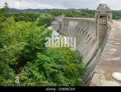 Landschaft rund um den Edersee-Staudamm in Hessen Stockfoto