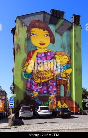 Stockholm, Schweden - 30. August 2021:Graffiti-Kunstwerk an der Wand in Fiskargatan 8, Stockholm, 2017 von OS Gemeos erstellt, bestehend aus dem Zwillingsbro Stockfoto