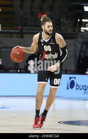 Bologna, Italien. November 2021. Isaia Cordinier (Segafredo Virtus Bologna) während des Eurocup-Turniermatches Segafredo Virtus Bologna gegen. Umana Reyer Venezia in der Virtus Segafredo Arena - Bologna, 16. November 2021 Credit: Independent Photo Agency/Alamy Live News Stockfoto