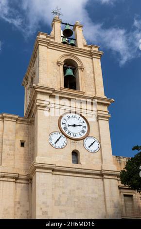 Die Co-Cathedral of St. John hat drei Uhren auf einem ihrer Türme - Zeit-Datum-Tag-Uhren. Valletta, Malta, Europa Stockfoto