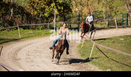Vieira do Minho, Portugal - 14. November 2021: Amateur-Pferderennen im öffentlichen Park Vieira do Minho. Ein Paar Jockeys und Pferde laufen auf der Strecke. Stockfoto