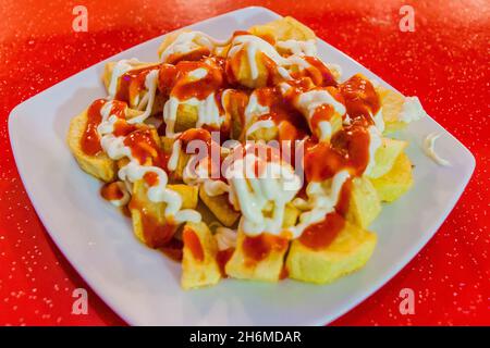 Patatas Bravas, Kartoffeln mit einer heißen Sauce, beliebtes Tapas-Gericht in Spanien Stockfoto