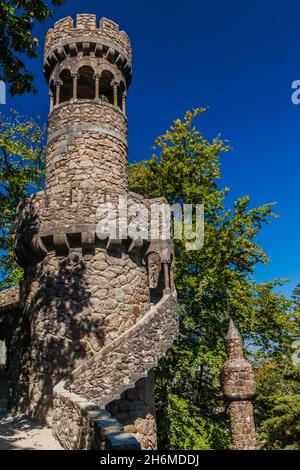 Steinturm im Quinta da Regaleira Komplex in Sintra, Portugal Stockfoto