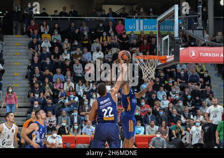 Lyon, Frankreich. November 2021. Lyon, Frankreich, 16. November 2021 die Spieler kämpfen während der regulären Saison der Turkish Airlines EuroLeague in der Astroballe Arena in Villeurbanne, Frankreich, um einen Rebound in der 10. Runde zwischen LDLC ASVEL Lyon-Villeurbanne und Real Madrid. Lyubomir Domozetski/SPP Credit: SPP Sport Press Photo. /Alamy Live News Stockfoto