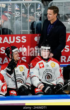 Mannheim, Deutschland. November 2021. Eishockey: Champions League, Adler Mannheim - Frölunda HC, Finalrunde, 16. Runde, erste Etappe, SAP Arena. Frölundas Trainer Roger Rönnberg lächelt. Quelle: Uwe Anspach/dpa/Alamy Live News Stockfoto