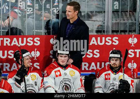 Mannheim, Deutschland. November 2021. Eishockey: Champions League, Adler Mannheim - Frölunda HC, Finalrunde, 16. Runde, erste Etappe, SAP Arena. Frölundas Trainer Roger Rönnberg lächelt. Quelle: Uwe Anspach/dpa/Alamy Live News Stockfoto