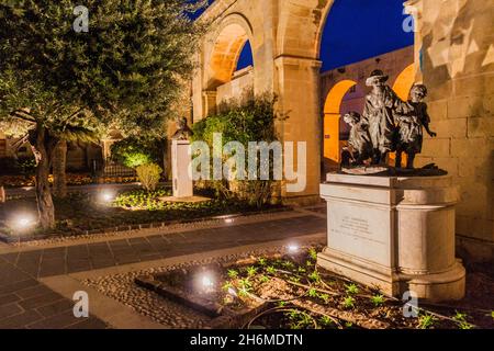 VALLETTA, MALTA - 6. NOVEMBER 2017: Obere Barrakka-Gärten in Valletta mit verschiedenen Skulpturen, Malta Stockfoto