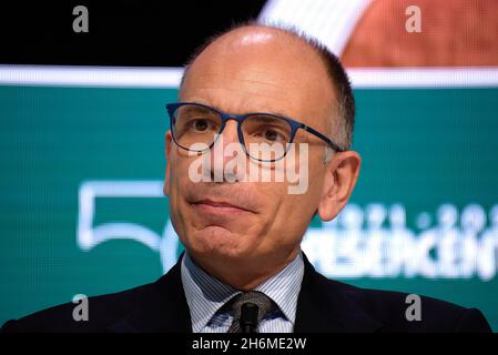 Rom, Italien. November 2021. Der Sekretär der Demokratischen Partei Enrico Letta bei der 50. Jahrestagung der Confesercenti Nationalversammlung. Confesercenti ist ein Verband, der italienische Unternehmen in den Bereichen Handel, Tourismus und Dienstleistungen, Handwerk und kleine Industrien vertritt. (Foto von Vincenzo Nuzzolese/SOPA Images/Sipa USA) Quelle: SIPA USA/Alamy Live News Stockfoto