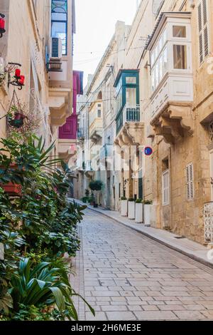 Typische schmale Straße in Birgu Stadt, Malta Stockfoto