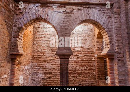 Maurische Bögen an der Festung Alhambra in Granada, Spanien Stockfoto