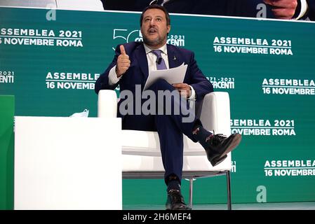 Rom, Italien. November 2021. Der Parteisekretär der Lega, Matteo Salvini, hat bei der 50-jährigen Confesercenti-Nationalversammlung gesprochen. Confesercenti ist ein Verband, der italienische Unternehmen in den Bereichen Handel, Tourismus und Dienstleistungen, Handwerk und kleine Industrien vertritt. (Foto von Vincenzo Nuzzolese/SOPA Images/Sipa USA) Quelle: SIPA USA/Alamy Live News Stockfoto