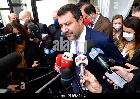 Rom, Italien. November 2021. Der Lega-Parteisekretär Matteo Salvini spricht zum Abschluss der Stiftung zum 50. Jahrestag mit der Presse. Confesercenti ist ein Verband, der italienische Unternehmen in den Bereichen Handel, Tourismus und Dienstleistungen, Handwerk und kleine Industrien vertritt. (Foto von Vincenzo Nuzzolese/SOPA Images/Sipa USA) Quelle: SIPA USA/Alamy Live News Stockfoto