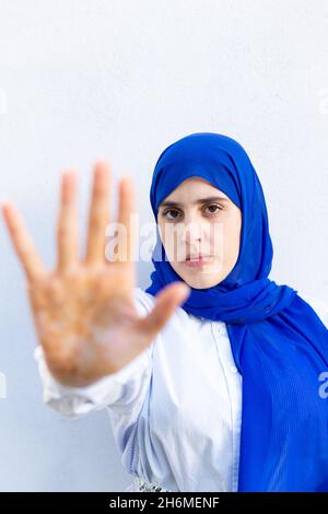 Vertikale Aufnahme einer jungen muslimischen Frau, die Hijab trägt und c Stockfoto