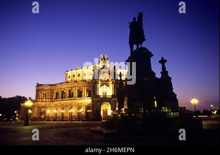 Die Semperoper erleuchtete bei Nacht Dresden, Sachsen, Deutschland Stockfoto