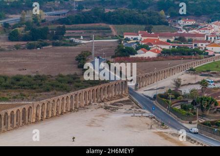 Luftaufnahme des Aquädukts im Dorf Obidos, Portugal Stockfoto