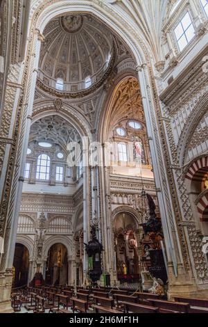 CORDOBA, SPANIEN - 4. NOVEMBER 2017: Innenraum der Moschee Kathedrale Mezquita-Kathedrale von Cordoba, Spanien Stockfoto