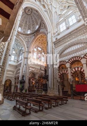 CORDOBA, SPANIEN - 4. NOVEMBER 2017: Innenraum der Moschee Kathedrale Mezquita-Kathedrale von Cordoba, Spanien Stockfoto