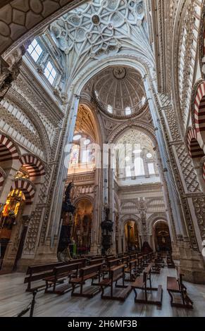 CORDOBA, SPANIEN - 4. NOVEMBER 2017: Innenraum der Moschee Kathedrale Mezquita-Kathedrale von Cordoba, Spanien Stockfoto