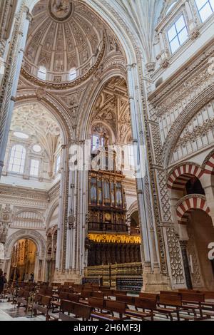 CORDOBA, SPANIEN - 4. NOVEMBER 2017: Innenraum der Moschee Kathedrale Mezquita-Kathedrale von Cordoba, Spanien Stockfoto