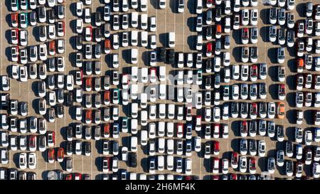 Odessa, Ukraine - 11. August 2021: Luftaufnahme von Drohne zum Auto-Zoll-Terminal. Eine große Anzahl von Autos am Zollterminal wartet auf die Verschiffung Stockfoto