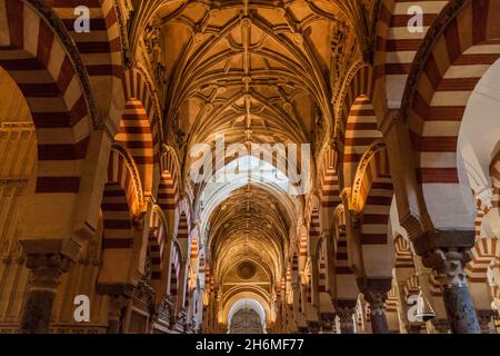 CORDOBA, SPANIEN - 4. NOVEMBER 2017: Innenraum der Moschee Kathedrale Mezquita-Kathedrale von Cordoba, Spanien Stockfoto