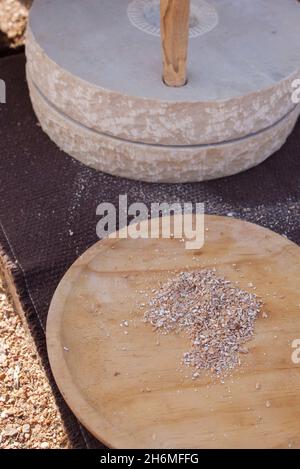 Mahlkörner mit alter Handmühle. Selektiver Fokus Stockfoto