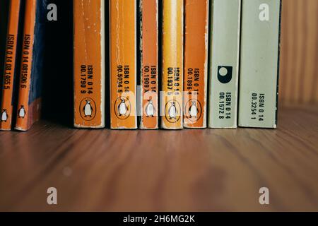 Sammlung alter Pinguinbücher auf Holzregal. Vintage Pinguin Bücher. Stockfoto