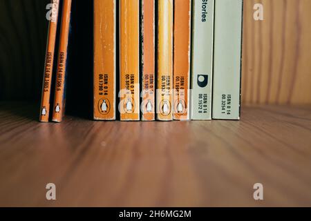 Sammlung alter Pinguinbücher auf Holzregal. Vintage Pinguin Bücher. Stockfoto