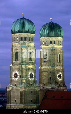 Uhrentürme der Frauenkirche, München, Bayern, Deutschland Stockfoto