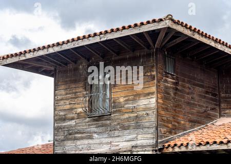 Dach des alten Holzhauses Stockfoto