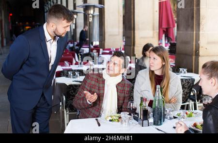 Verärgerte Gäste mit Manager im Restaurant Stockfoto