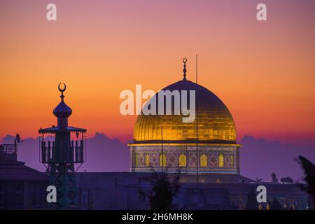 Dramatischer lila orange Morgenhimmel über dem Dome of teh Rock, Jerusalem Stockfoto