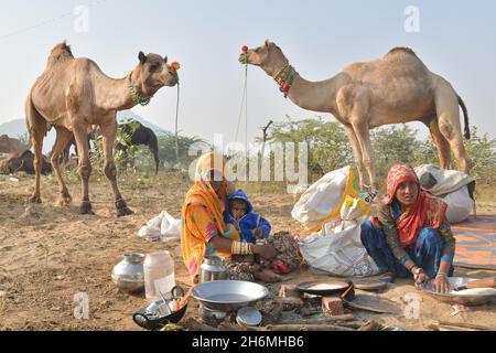 Pushkar, Indien. November 2021. (11/15/2021) die Pushkar-Messe ist eine der größten Kamel-, Pferde- und Rindermessen Indiens. Neben dem Handel mit Vieh, ist es eine wichtige Wallfahrtszeit für Hindus zum Pushkar See. Pushkar Messe hat sich auch zu einer bedeutenden Touristenattraktion für inländische und internationale Reisende, angesichts der kühleren Jahreszeit, die Fülle der bunten kulturellen Themen. (Foto: Shaukat Ahmed/Pacific Press/Sipa USA) Quelle: SIPA USA/Alamy Live News Stockfoto