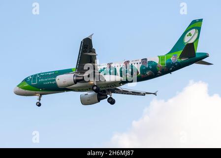 Aer Lingus Airbus A320-Flugzeug Ei-DEO, das am Flughafen London Heathrow, London, Großbritannien, landet. Logojet wurde mit irischen Rugby-Spielern zum Green Spirit ernannt Stockfoto
