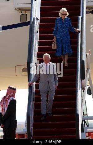 Amman, Jordanien. November 2021. Der britische Prinz Charles (C) und seine Frau Camilla (oben), die Herzogin von Cornwall, treffen am 16. November 2021 auf dem Queen Alia International Airport in Amman, Jordanien, ein. Quelle: Mohammad Abu Ghosh/Xinhua/Alamy Live News Stockfoto