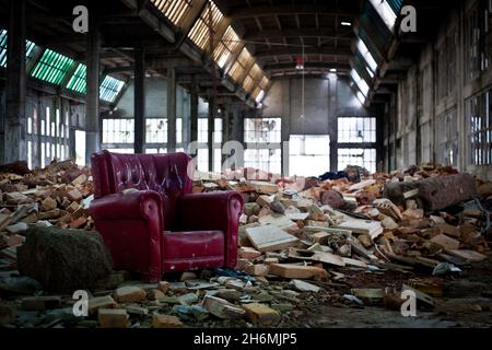 Altes Sofa in einer verlassenen Fabrik Stockfoto