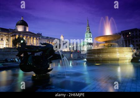 Wasserbrunnen am Trafalgar Square at Dusk, London, England Stockfoto