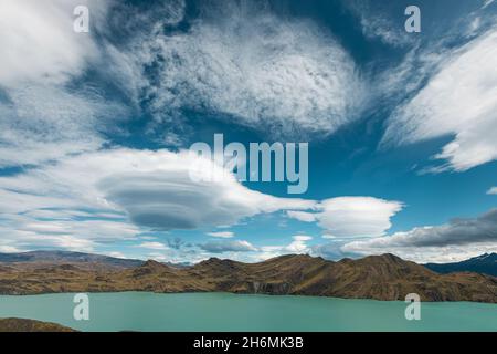 Fantastischer Himmel über den Bergen, Nationalpark Torres del Paine, Chile Stockfoto