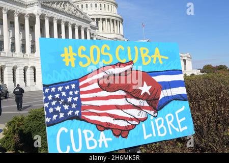 16. November 2021, Washington, Distric of Columbia, USA: Ein Schild ist heute am 16. November 2021 vor dem Capitol während der Pressekonferenz zu den kubanischen Protesten am 15. November im House Triangle/Capitol Hill in Washington DC, USA, zu sehen. (Bild: © Lenin Nolly/ZUMA Press Wire) Stockfoto