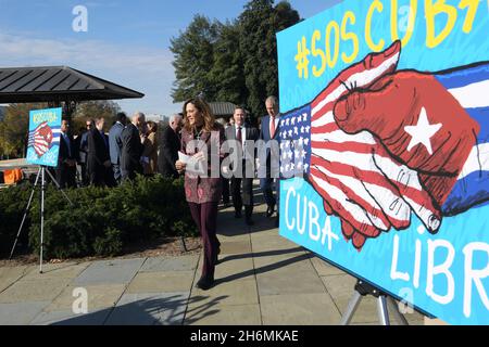 16. November 2021, Washington, District of Columbia, USA: Die Vertreterin MARIA ELVIRA SALAZAR (R-FL) kommt heute am 16. November 2021 zu einer Pressekonferenz über die Proteste Kubas am 15. November im House Triangle/Capitol Hill in Washington DC, USA, ein. (Bild: © Lenin Nolly/ZUMA Press Wire) Stockfoto