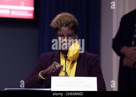 16. November 2021, Washington, District of Columbia, USA: LAQUANDRA NESBITT, Gesundheitsministerium von DC, hält heute am 16. November 2021 im John A. Wilson Building in Washington DC, USA, eine Pressekonferenz zum aktuellen Stand der Pandemie Covid19 ab. (Bild: © Lenin Nolly/ZUMA Press Wire) Stockfoto