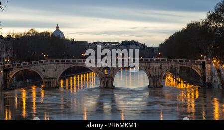 Wunderschöne Szene einer Brücke über das spiegelnde Wasser bei Sonnenuntergang im Palazzo Corsini Rom, Italien Stockfoto