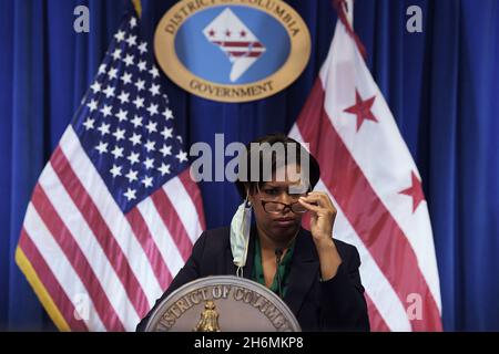 16. November 2021, Washington, Distric of Columbia, USA: Der Bürgermeister von DC, MURIEL BOWSER, hält heute am 16. November 2021 im John A. Wilson Building in Washington DC, USA, eine Pressekonferenz über die Pandemie Covid19. (Bild: © Lenin Nolly/ZUMA Press Wire) Stockfoto